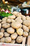 Pommes de terre dans une caisse à un marché
