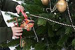 Kind hängen Lebkuchen Figuren auf Weihnachtsbaum von Türen
