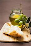 Brin d'olive olives vertes, pain blanc et l'huile d'olive