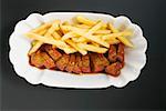 Currywurst (Bratwurst mit Ketchup & Currypulver) & Chips (overhead)