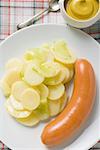 Frankfurter avec salade de pommes de terre, moutarde dans un petit plat