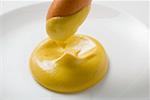 Frankfurter trempette à la moutarde (gros plan)