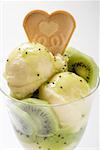 Sundae de crème glacée avec fruits kiwi frais