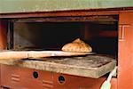 Pita-Brot auf hölzerne Schale im Ofen