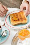 Verbreitung von orange Marmelade auf toast