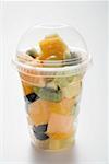 Salade de fruits dans un bécher en plastique