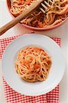 Spaghetti mit Tomatensoße auf Teller und in Schale