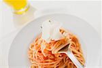 Spaghetti avec sauce tomate et Parmesan sur la fourche et plaque