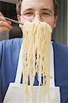 Chef halten gekochte Spaghetti Spaghetti serverseitig