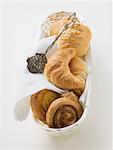 Croissant-pâtisseries douces dans la corbeille à pain