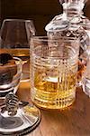 Cognac et whisky dans les verres et carafe