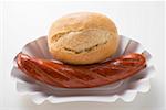 Wurst (Bratwurst) und Baguette Roll-in-Papier Teller