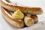 (Bratwursts) Würstchen mit Senf auf Pappteller