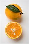 Orange complet avec feuille et demi orange