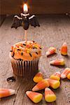 Cupcake avec bat bougie et bonbons maïs pour Halloween (USA)