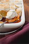 Süßkartoffel & Marshmallow-Gratin in Auflaufform mit Löffel