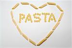 Le mot ""Pasta"" (pâtes de roue de wagon) dans un coeur (penne)