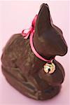 Lapin de Pâques au chocolat avec arc rose et une petite cloche