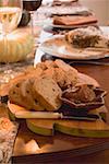 Brot und die Ausbreitung auf den Tisch gelegt für Thanksgiving (USA)