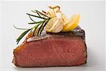 Steak de bœuf, montrant coupe bord, avec l'ail, romarin, citron