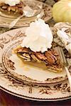 Stück Pecan Pie mit Sahne zum Erntedankfest