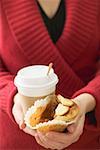 Frau holding Muffin und Kaffee