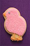 Biscuits de Pâques (poussin rose) sur toile de lin violet