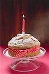 Gâteau d'anniversaire avec un arc rouge et bougie