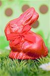 Lapin de Pâques rouge en herbe