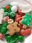Biscuits de Noël et des bonbons sur plaque