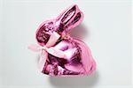 Lapin en chocolat dans du papier rose