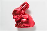 Lapin en chocolat dans du papier rouge