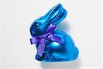 Lapin en chocolat dans du papier bleu