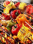 Brochettes de légumes sur le barbecue