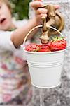 Laver les fraises dans un seau