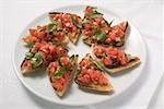 Bruschetta mit Tomaten-Salsa und Basilikum auf Platte