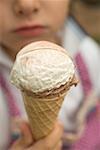 Enfant tenant un cornet de crème glacée