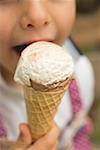 Enfant de manger un cornet de crème glacée