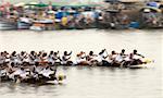 Groupe de personnes participant à un serpent bateau de course, Kerala, Inde