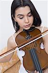 Gros plan d'une jeune femme jouant du violon