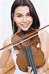 Porträt einer jungen Frau, die eine Violine spielen