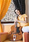 Porträt einer jungen Frau mit eine Gitarre