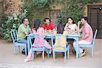 Groupe de personnes assises autour d'une table à manger