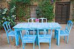 Salle à manger table et chaises à côté maison