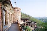 Balkon eines Forts, Neemrana Fort Palace, Neemrana, Alwar, Rajasthan, Indien