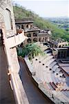 Vue d'angle haut d'un escalier dans un fort, Neemrana Fort Palace Neemrana, Alwar, Rajasthan, Inde