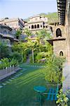 Tisch und ein Stuhl im Hof eines Forts, Neemrana Fort Palace, Neemrana, Alwar, Rajasthan, Indien