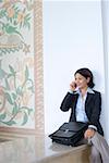 Geschäftsfrau, die auf einem Handy sprechen und Lächeln