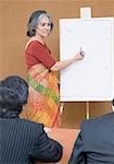 Geschäftsfrau vorführen der Präsentation in einer Besprechung