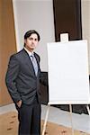 Portrait d'un homme d'affaires, près d'un tableau blanc